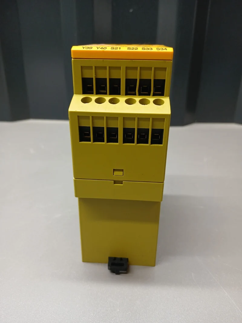 Pilz Sicherheitsschaltgerät PNOZ XV2 3/24VDC 2n/o 2n/o t safety relay 774502