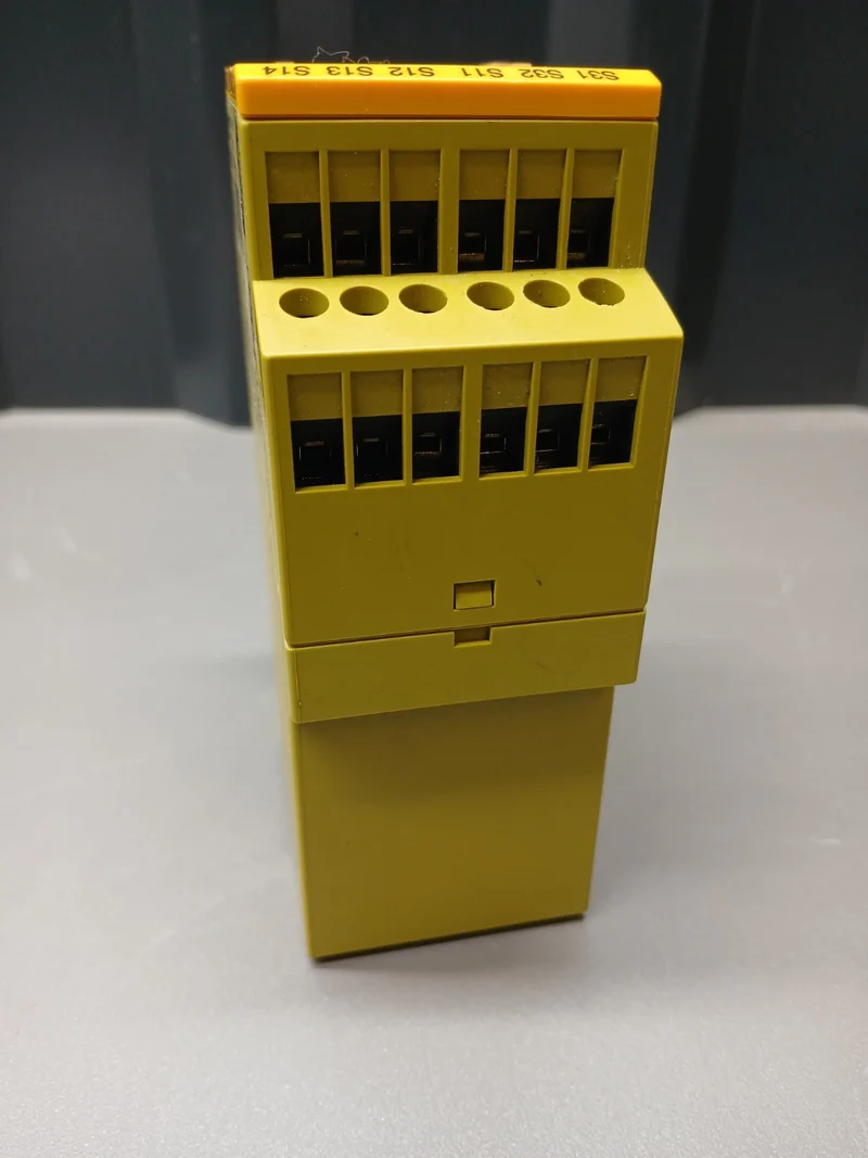 Pilz Sicherheitsschaltgerät PNOZ XV2 3/24VDC 2n/o 2n/o t safety relay 774502