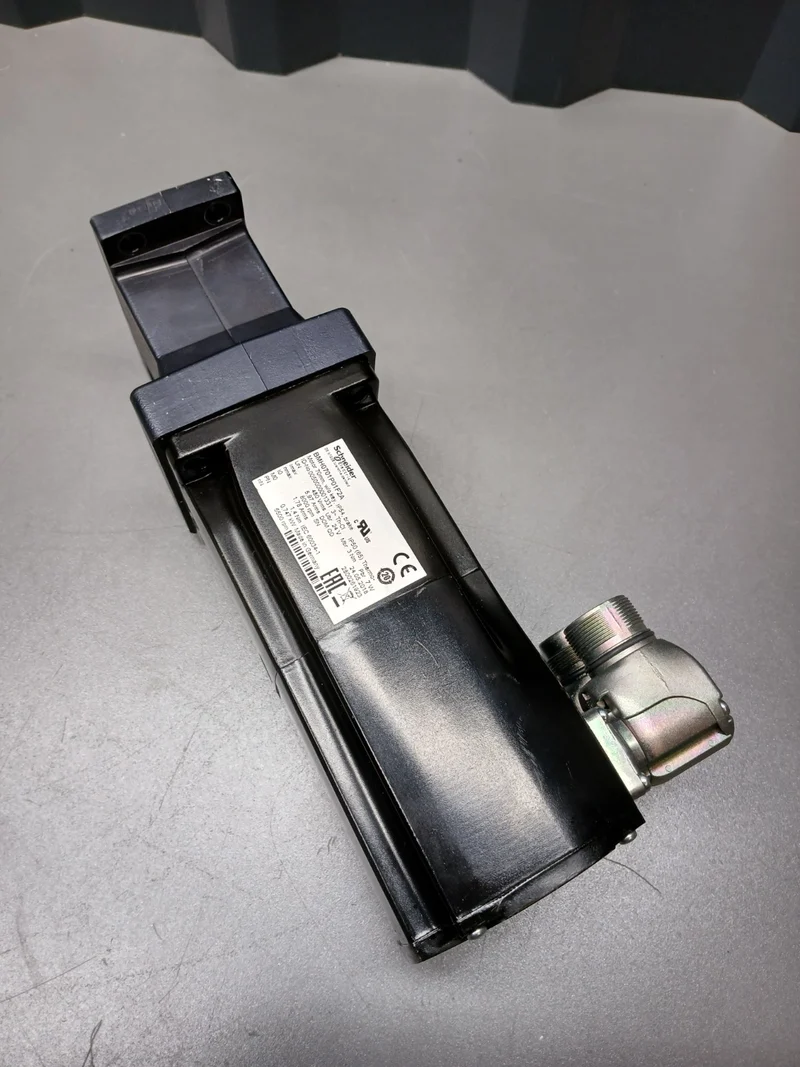 Schneider Electric BMH0701P01F2A Servomotor