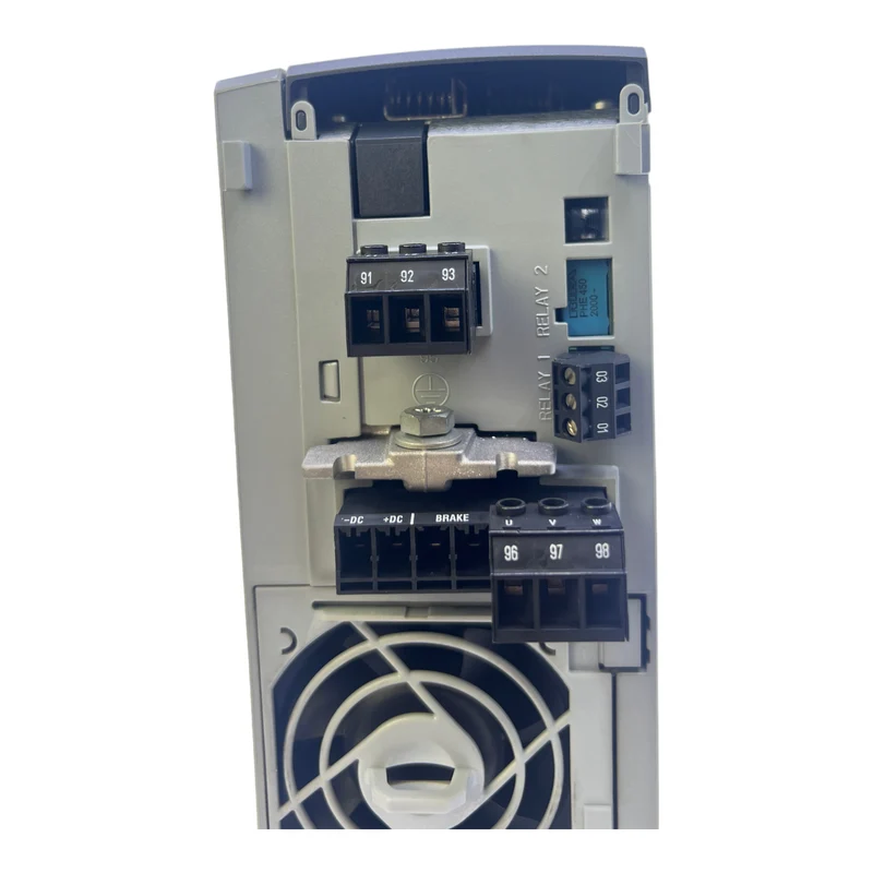 Danfoss FC-301P1K5T4E20H1 Frequenzumrichter 131B0747 Inp:3x380-480V 3.7/3.1A