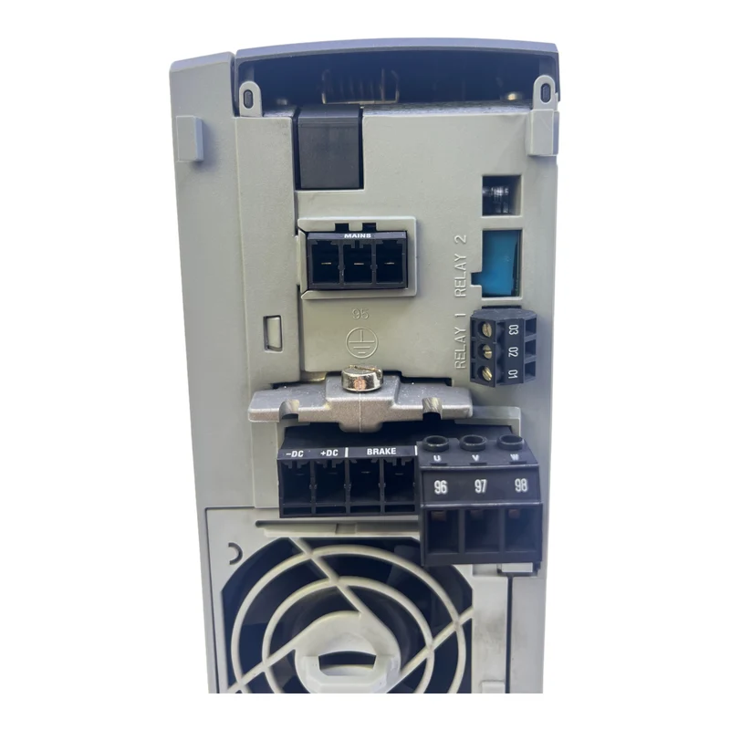 Danfoss FC-301P1K5T4E20H1 Frequenzumrichter 131B0955 Inp:3x380-480V 3.7/3.1A