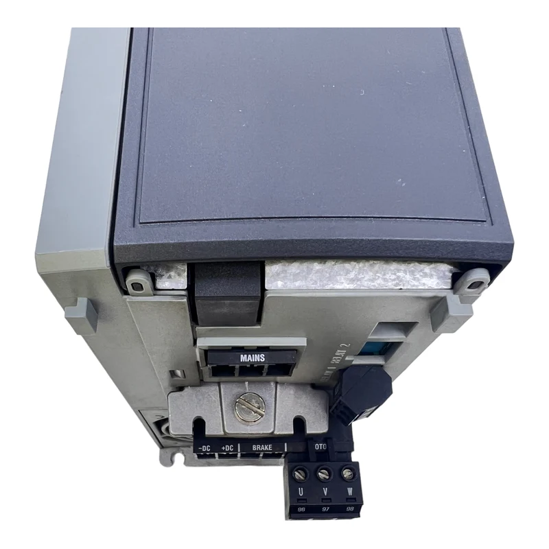 Danfoss FC-301P1K5T4E20H1 Frequenzumrichter 131B0955 Inp:3x380-480V 3.7/3.1A