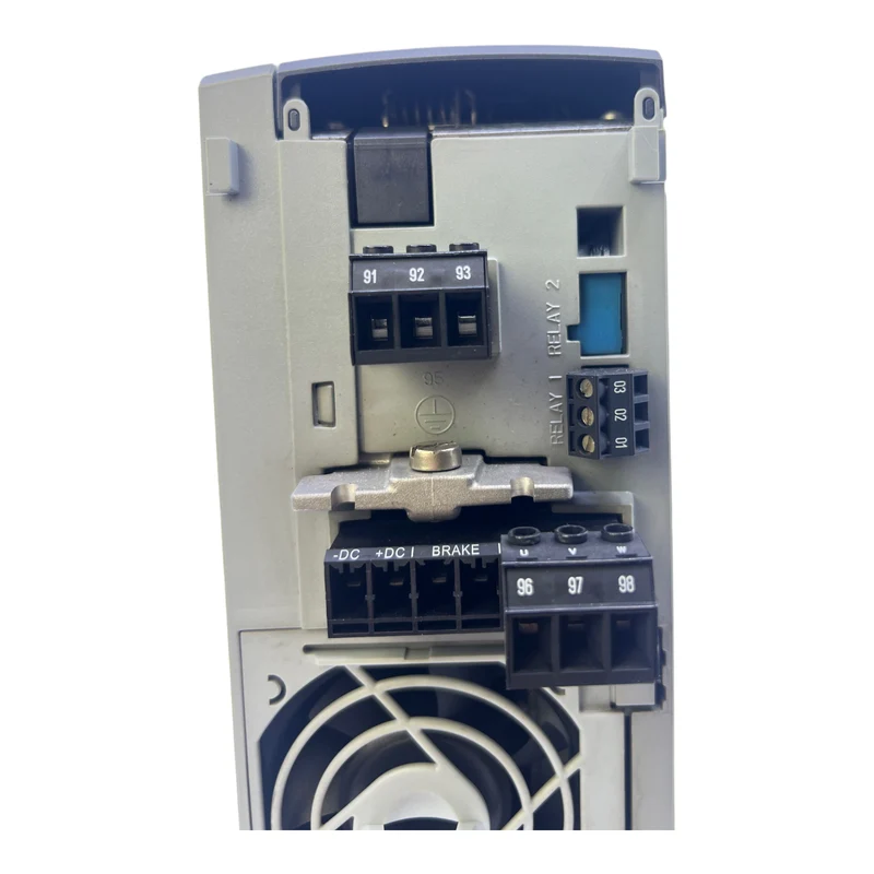 Danfoss FC-301P1K5T4E20H1 Frequenzumrichter 131B0955 Inp:3x380-480V 3.7/3.1A