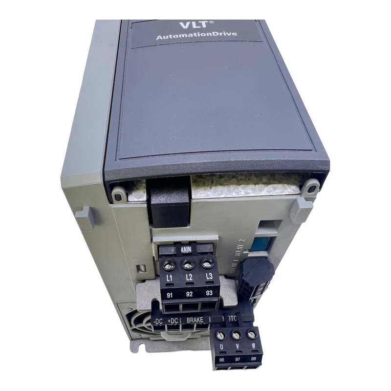 Danfoss FC-301P1K5T4E20H1 Frequenzumrichter 131B0955 Inp:3x380-480V 3.7/3.1A