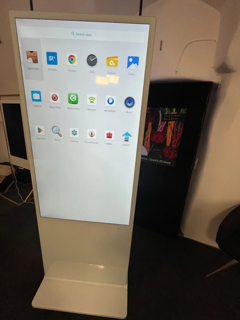 Doppelseitige Infostele 55 Zoll mit Android und Media Player