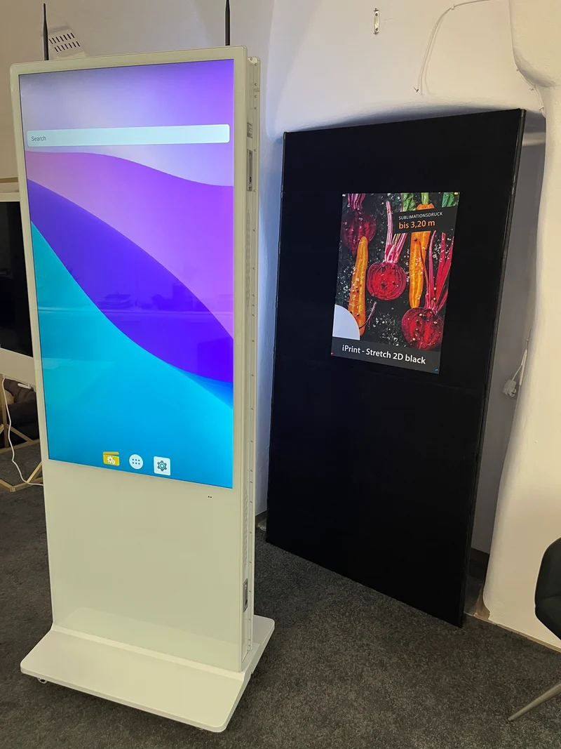 Digitale Infostele doppelseitig 55" freistehend zu vermieten
