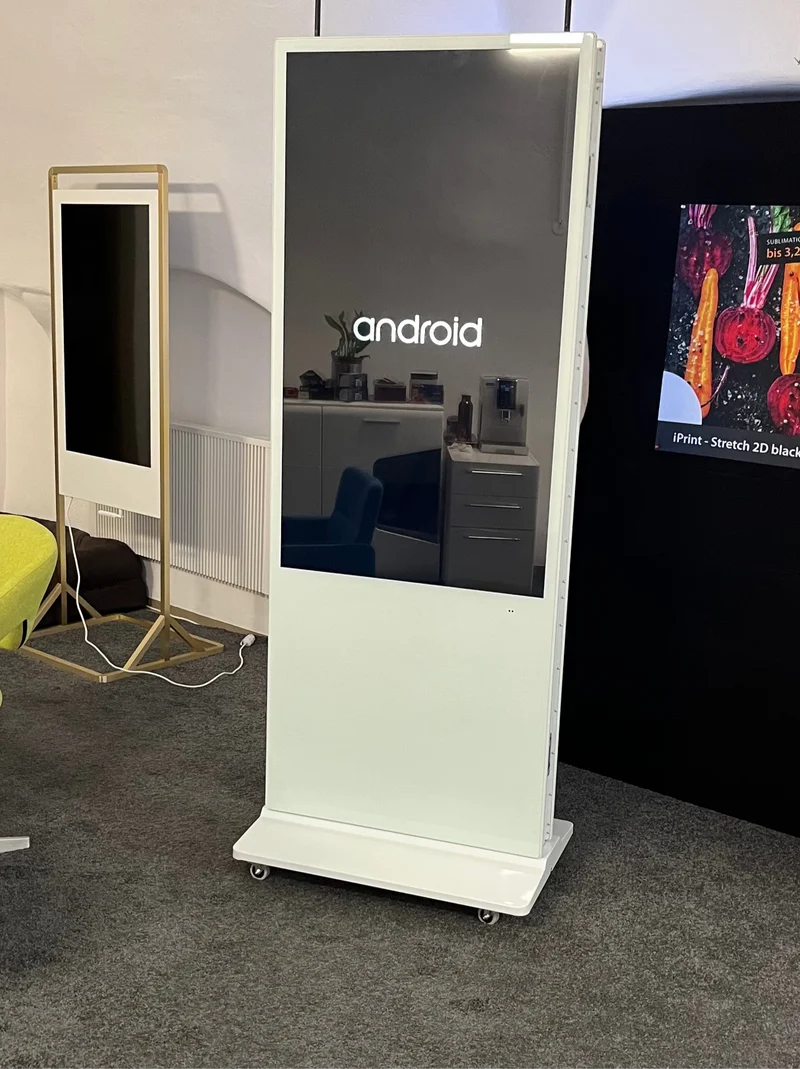 Digitale Infostele doppelseitig 55" freistehend zu vermieten