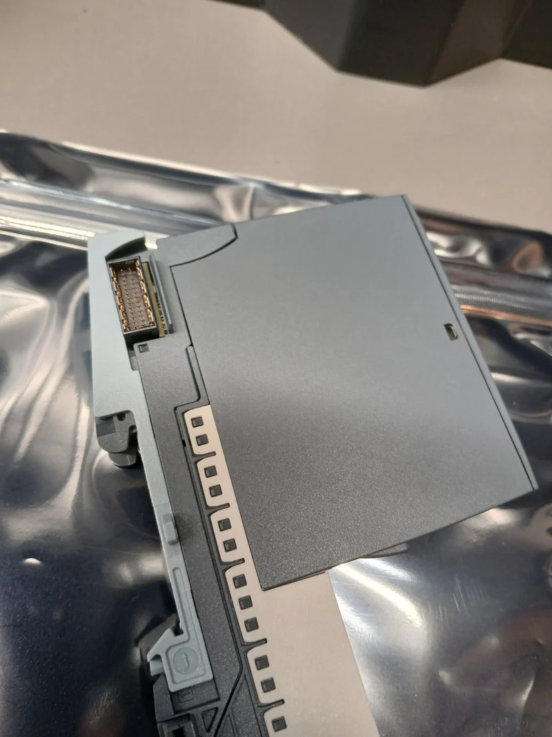 SIEMENS SIMATIC S7(6ES7 132-6BH01-0BA0) Ausgangsmodul+ (6ES7 193-6BP00-0DA0)Base
