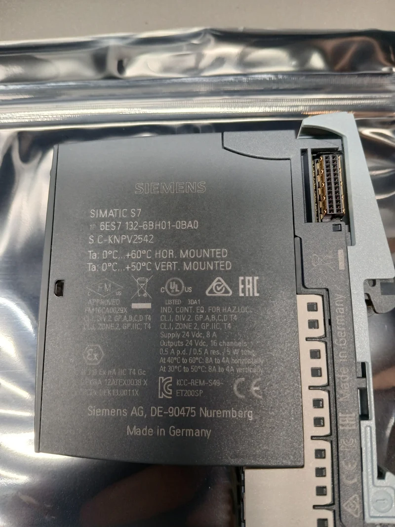 SIEMENS SIMATIC S7(6ES7 132-6BH01-0BA0) Ausgangsmodul+ (6ES7 193-6BP00-0DA0)Base