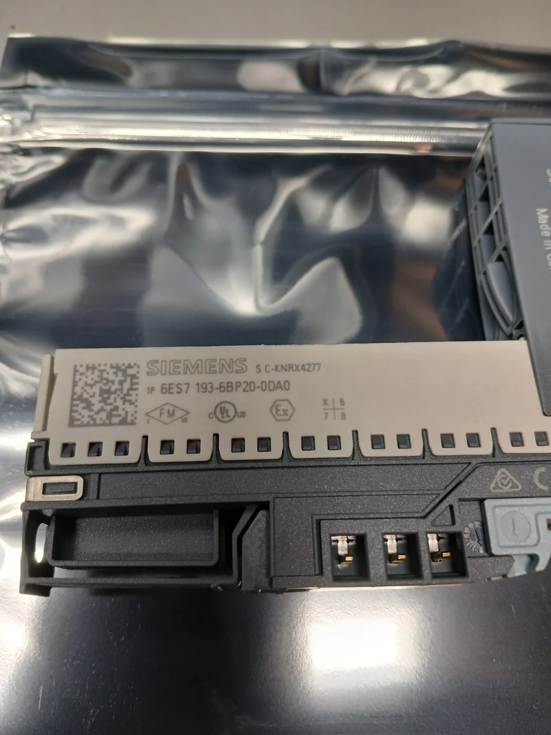 SIEMENS SIMATIC S7(6ES7 132-6BH01-0BA0) Ausgangsmodul+ (6ES7 193-6BP00-0DA0)Base