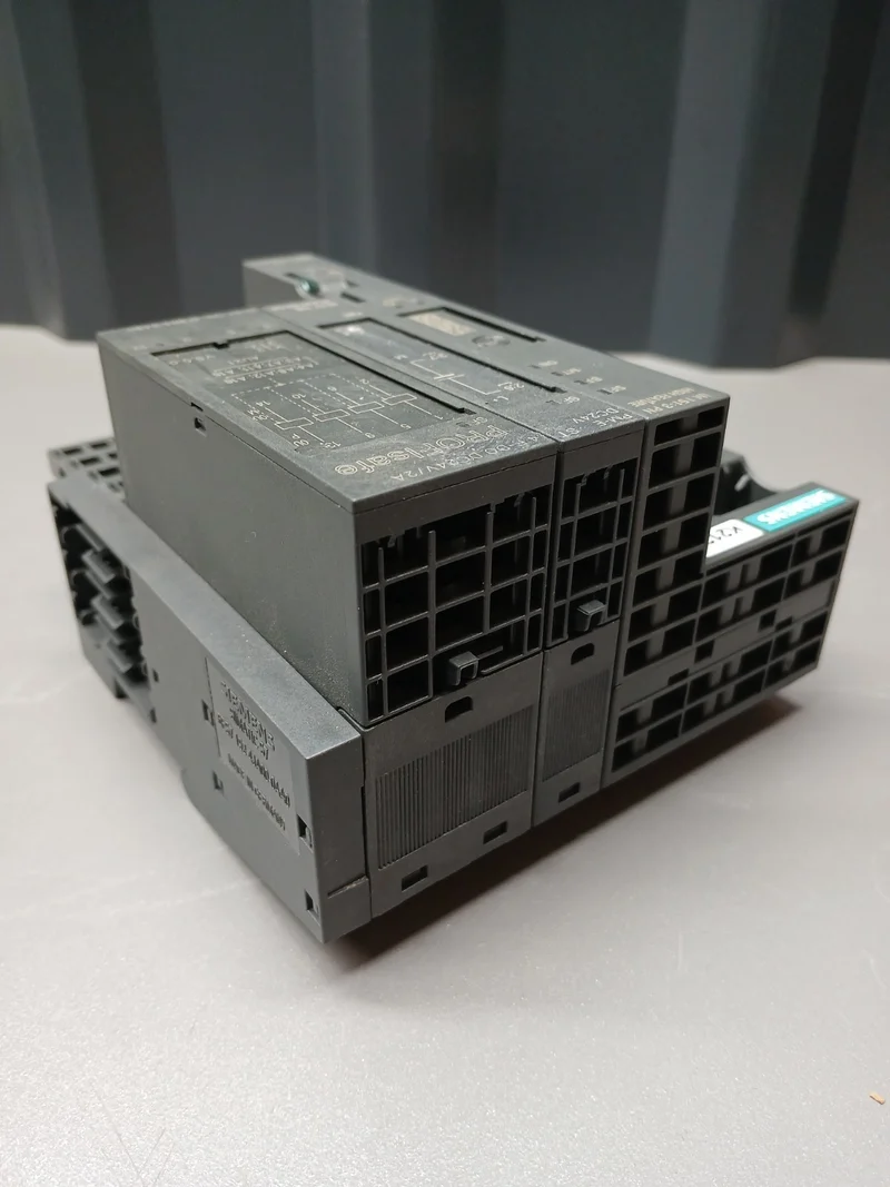 SIEMENS ET 200S 6ES7 151-3BA23-0AB0 + 6ES7 138-4CA01-0AA0 + 6ES/ 138-4FB04-0AB0