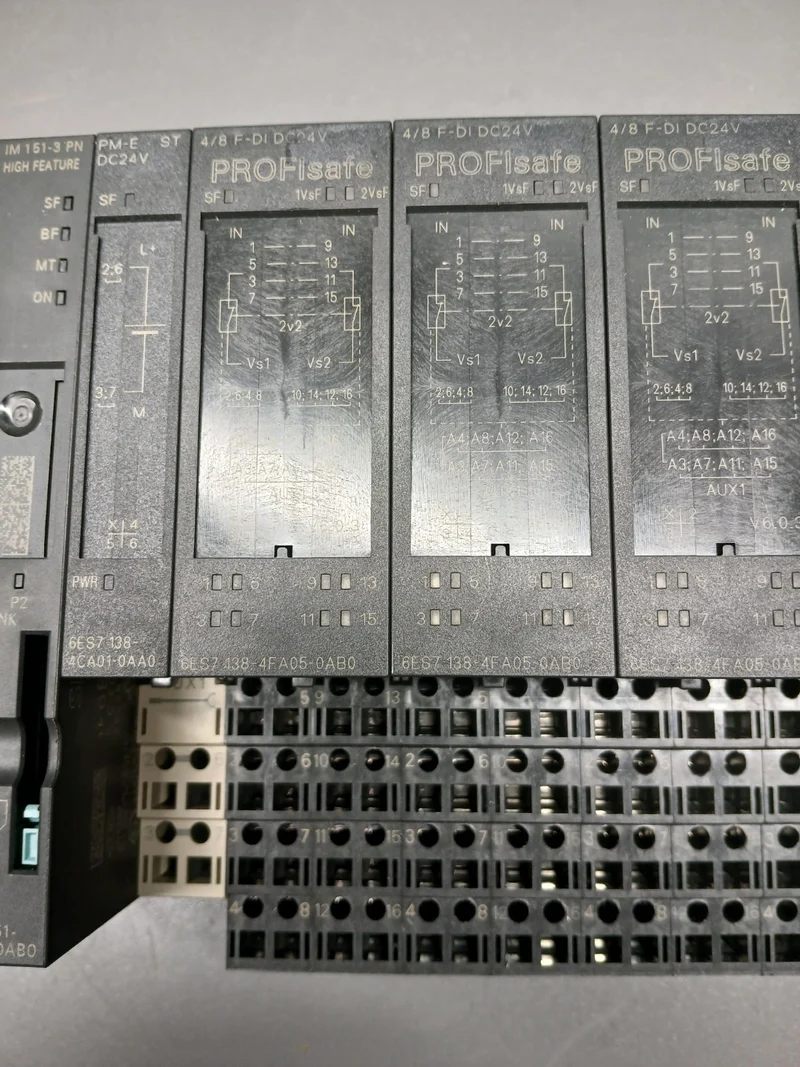 SIEMENS ET 200S 6ES7 151-3BA23-0AB0 + 4x 6ES7 138-4FA05-0AB0 + 14x 6ES7 131-4BF
