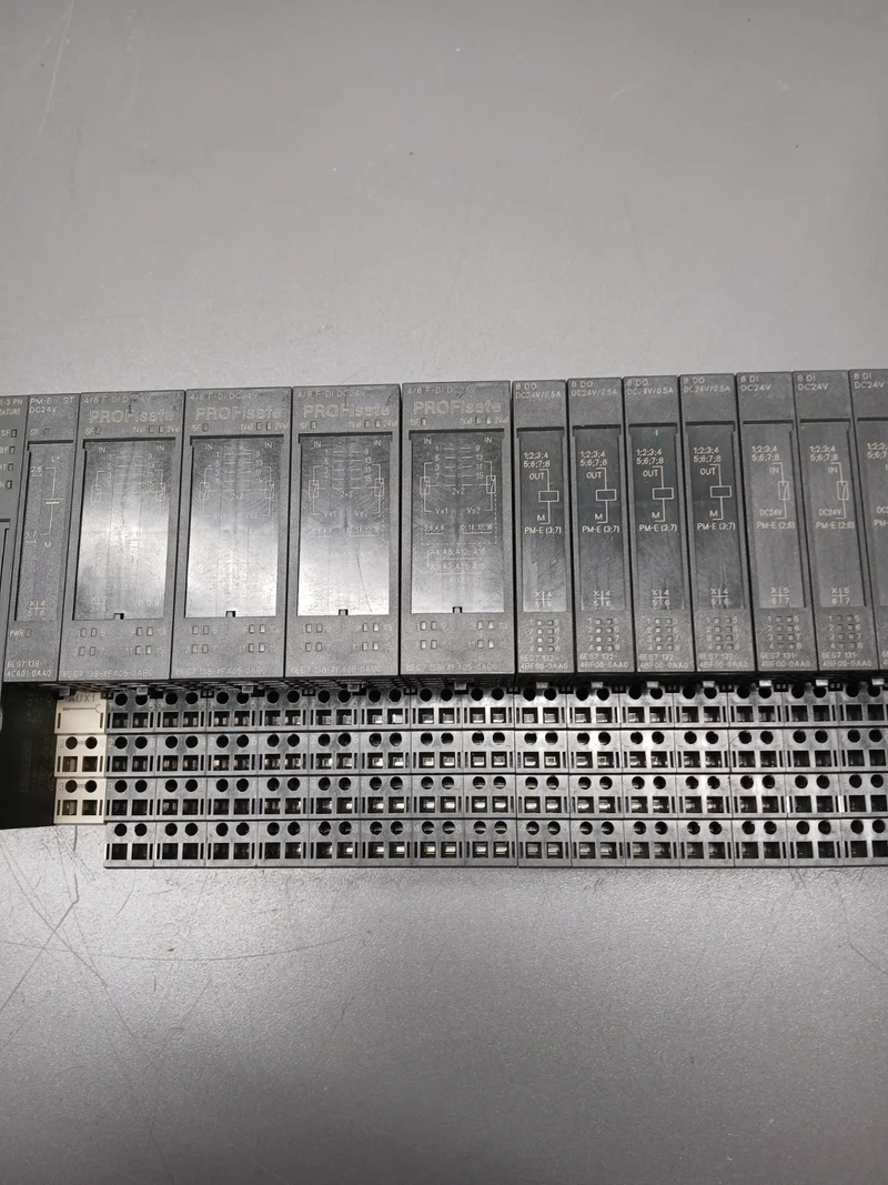 SIEMENS ET 200S 6ES7 151-3BA23-0AB0 + 4x 6ES7 138-4FA05-0AB0 + 14x 6ES7 131-4BF