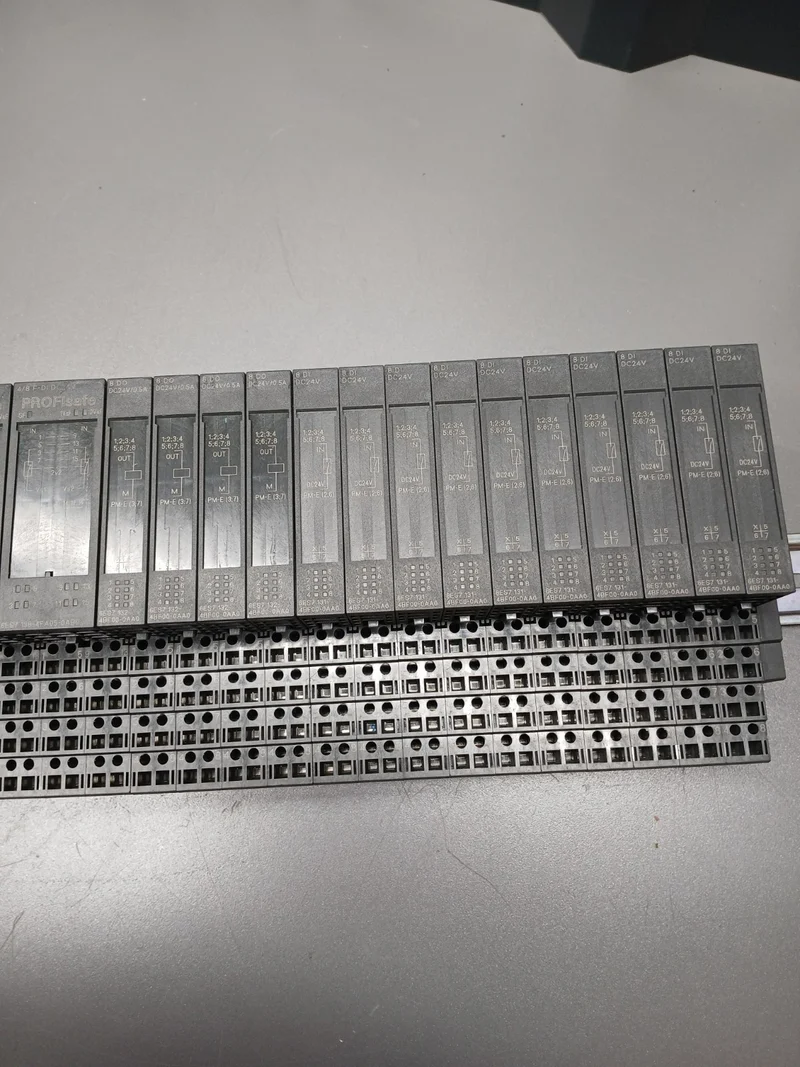 SIEMENS ET 200S 6ES7 151-3BA23-0AB0 + 4x 6ES7 138-4FA05-0AB0 + 14x 6ES7 131-4BF