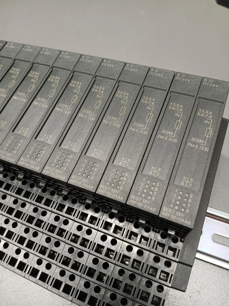SIEMENS ET 200S 6ES7 151-3BA23-0AB0 + 4x 6ES7 138-4FA05-0AB0 + 14x 6ES7 131-4BF