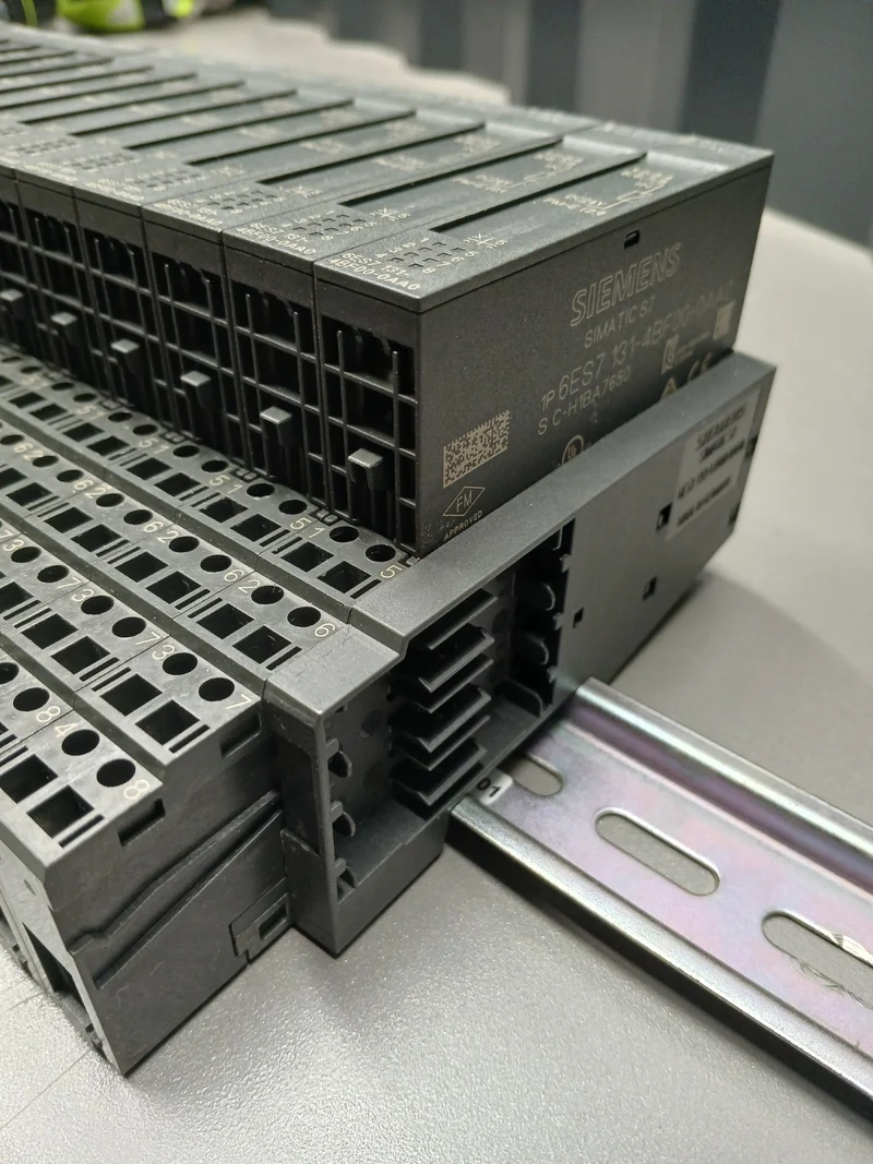 SIEMENS ET 200S 6ES7 151-3BA23-0AB0 + 4x 6ES7 138-4FA05-0AB0 + 14x 6ES7 131-4BF