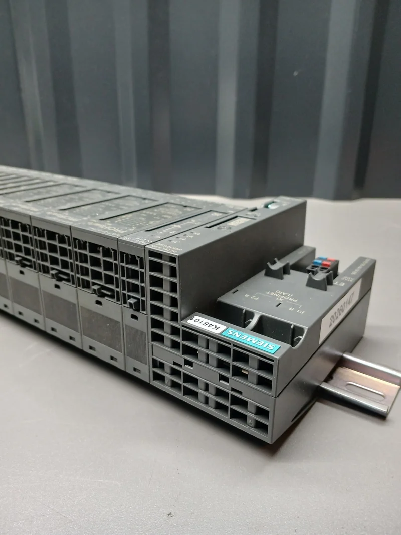 SIEMENS ET 200S 6ES7 151-3BA23-0AB0 + 4x 6ES7 138-4FA05-0AB0 + 14x 6ES7 131-4BF