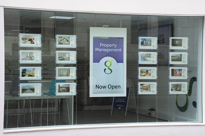 Doppelseitiges Schaufenster-Display 32–75 Zoll – hängender Werbebildschirm für Front- und Innenwerbung