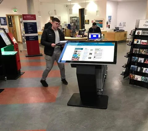 Touchscreen-Kiosk 43 - 55 Zoll All-in-One mieten