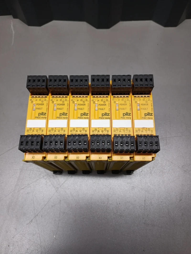 Pilz PNOZ M04P Sicherheitsrelais 773536 (6Stück)