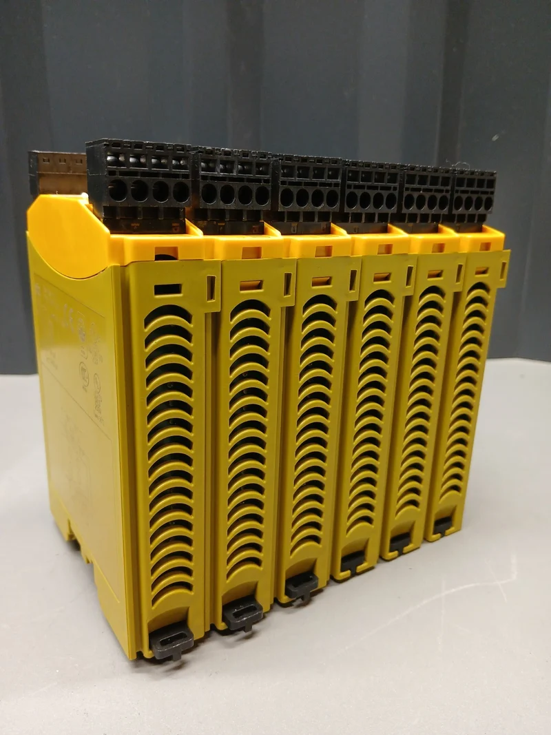 Pilz PNOZ M04P Sicherheitsrelais 773536 (6Stück)