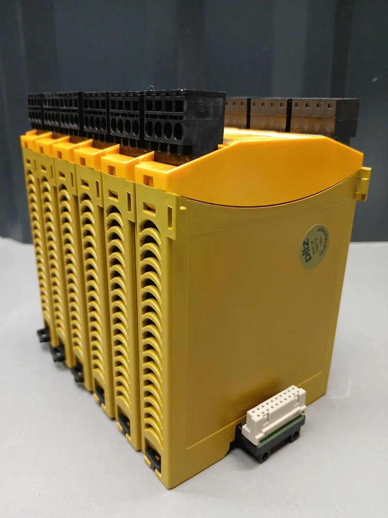 Pilz PNOZ M04P Sicherheitsrelais 773536 (6Stück)