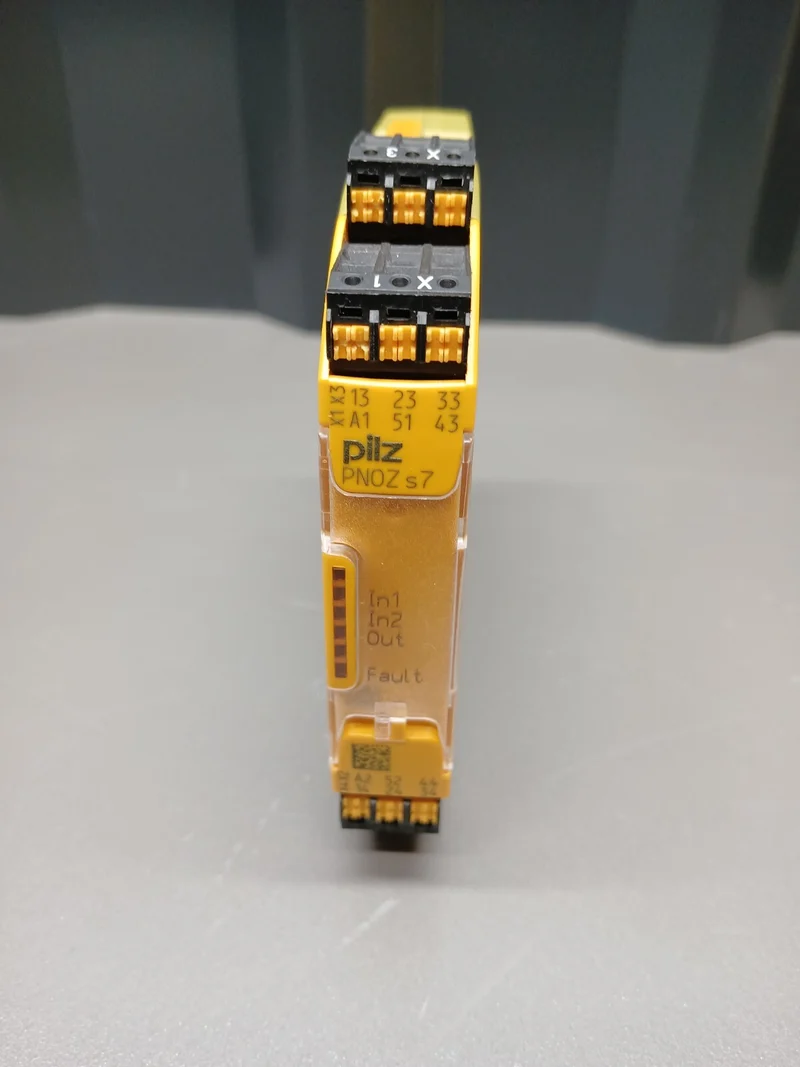 Pilz PNOZ s7 c 24VDC 4n/o 1n/c Ident No 751107