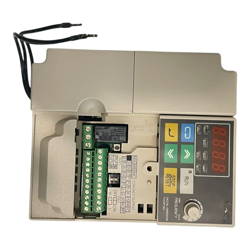 Omron Frequenzumrichter 0,9kVA 380V Varispeed V7 CIMR-V7AZ40P2 Industrie Einsatz