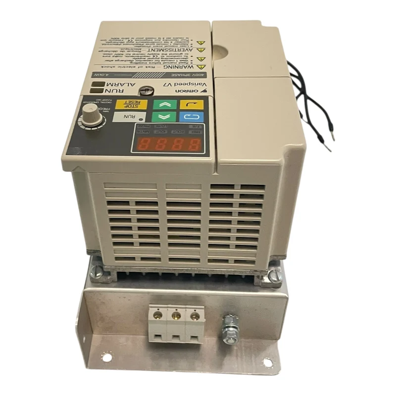 Omron Frequenzumrichter 0,9kVA 380V Varispeed V7 CIMR-V7AZ40P2 Industrie Einsatz